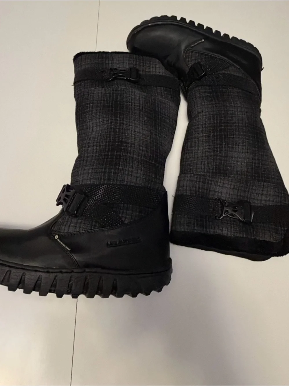 Mountrek Lisa Cross Straps Snow boots with Grip Sole Black & Gray Tweed Plaid